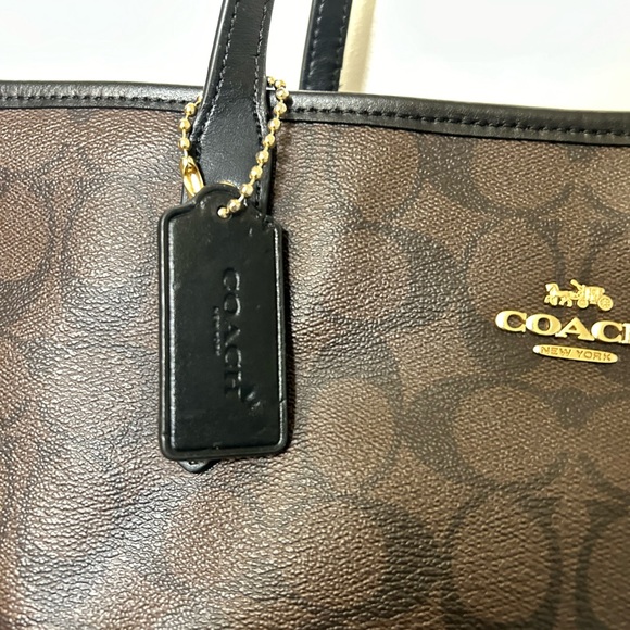 Coach fashionable tote, every day bag, women’s accessory, affordable fashion - Picture 2 of 7